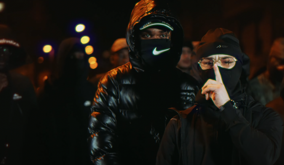 Grosse connexion entre L’BONVIEU9.3 et KRAPULE pour leur nouveau clip « 100TRACES » Photo de Grosse connexion entre L'BONVIEU9.3 et KRAPULE pour leur nouveau clip « 100TRACES »