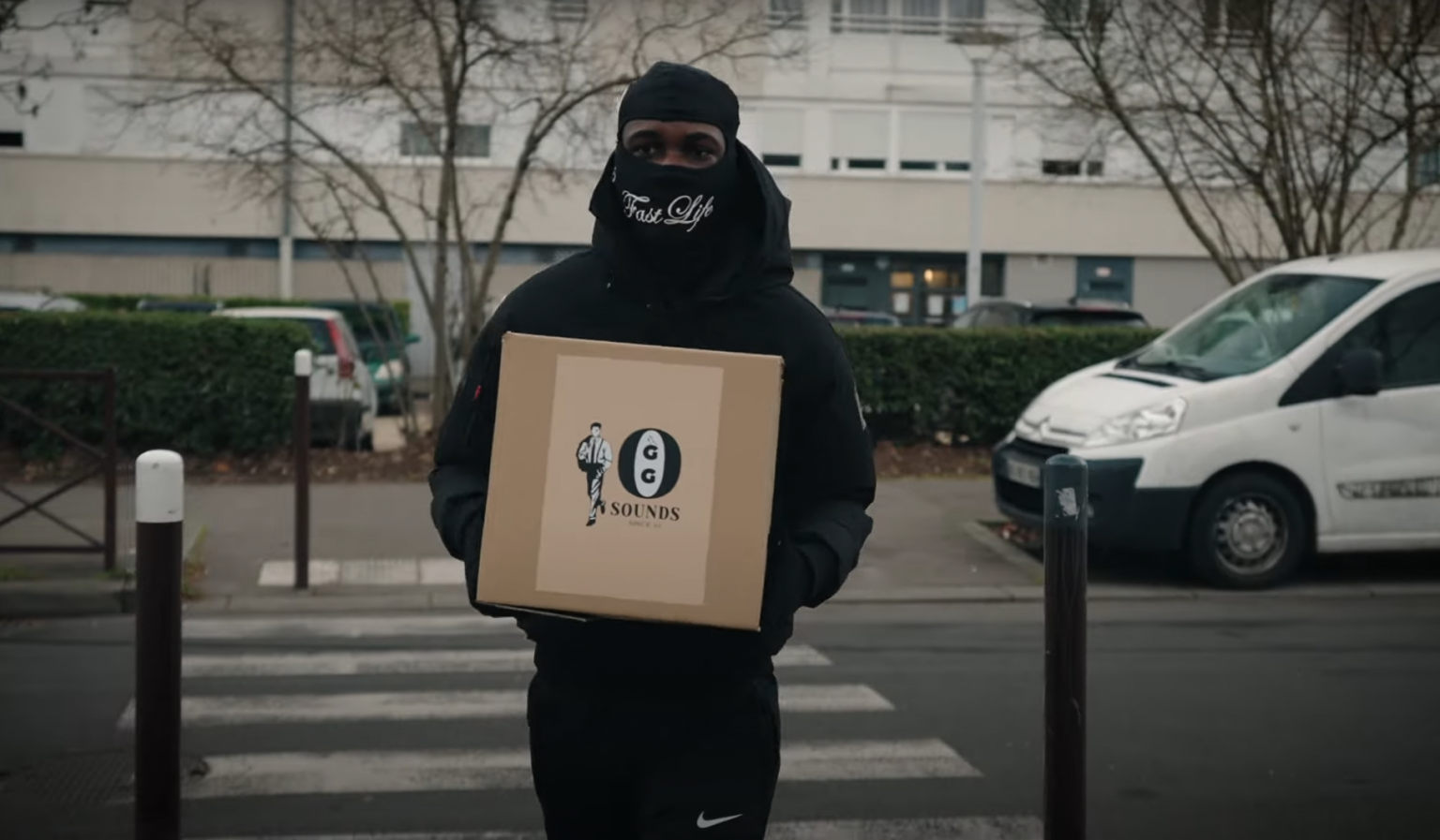 DIAK arrive à balle avec son nouveau clip « FASTLIFE I » Photo de DIAK arrive à balle avec son nouveau clip « FASTLIFE I »