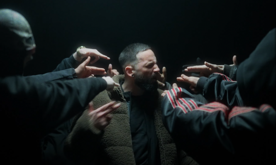 Attention, ça « Shoot » dans tous les sens dans le nouveau clip de Samditquoi Photo de Attention, ça « Shoot » dans tous les sens dans le nouveau clip de Samditquoi