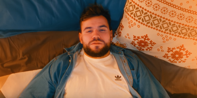 Réhausseur Sama et son clip « Sama » : Un reflet musical de la dualité de la vie Photo de Réhausseur Sama et son clip « Sama » : Un reflet musical de la dualité de la vie