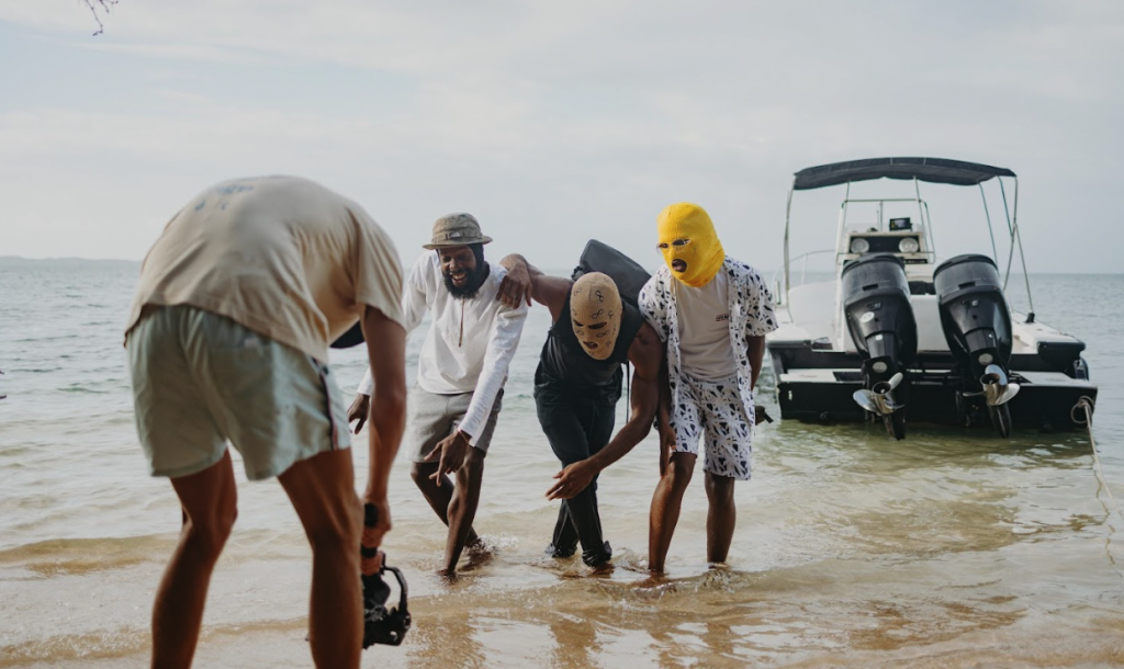 « RUNAWAY » : Une Collaboration Explosive Entre JOBLOW, GUNSHYzoo et BVNKSwaw Photo de « RUNAWAY » : Une Collaboration Explosive Entre JOBLOW, GUNSHYzoo et BVNKSwaw