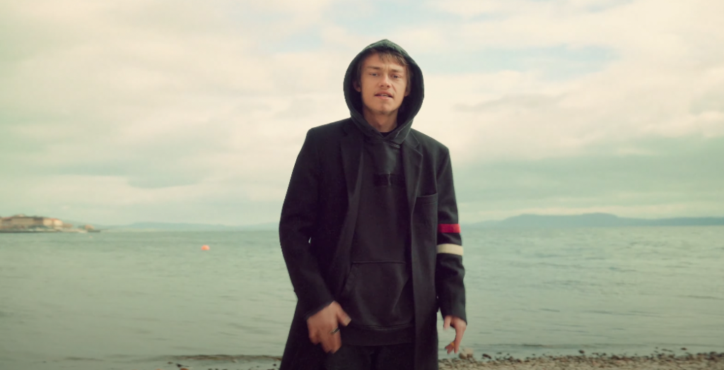 BLKO fait du sale dans son nouveau clip « RED DEAD » Photo de BLKO fait du sale avec vue sur la mer dans son nouveau clip « RED DEAD »