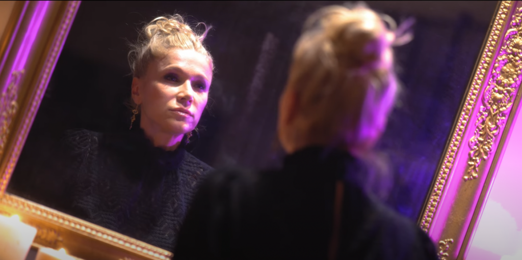 Photo de Valérie Fayolle illumine la scène avec son nouveau clip « PILE ET FACE »