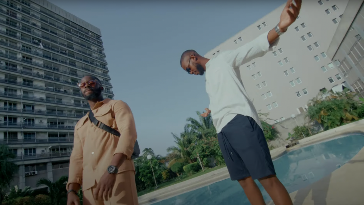 Photo de Meulobig et TSK jouent la carte de la séduction dans leur nouveau clip "Changer de cote"