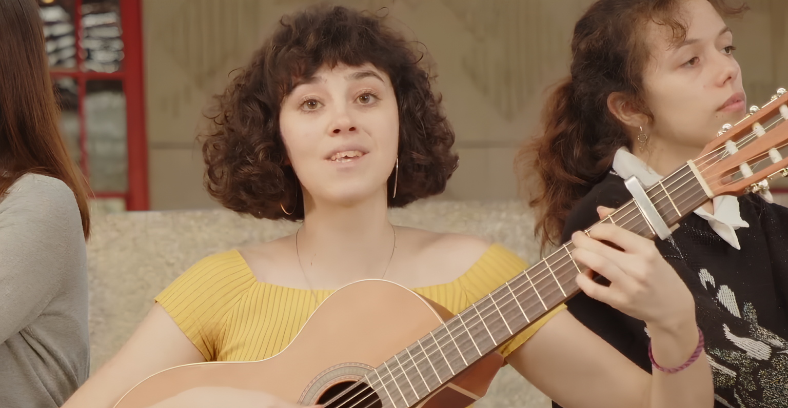Charlotte Saouz : « Ton regard – la chanson des poils » – Un hymne à l’acceptation de soi pHOTO DE Charlotte Saouz : « Ton regard - la chanson des poils » – Un hymne à l'acceptation de soi