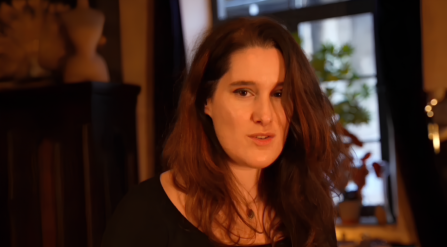 LaureM « Conjure les sorts » dans son nouveau clip Photo de LaureM enchante avec son nouveau clip « Conjure les sorts »