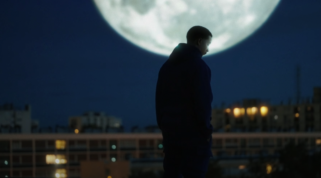 Medra a la tête dans la « Luna » dans son nouveau clip Photo de Medra a la tête dans la « Luna » dans son nouveau clip