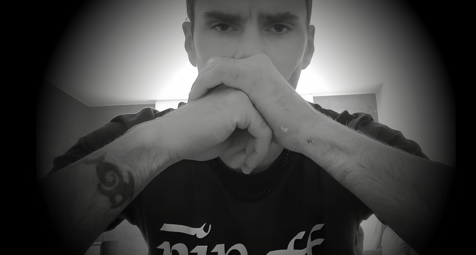 NINOFF: « petit » – Un récit poignant sur une jeunesse empreint de désillusion Photo de NINOFF: « petit » - Un cri du cœur dans un nouvel univers musical