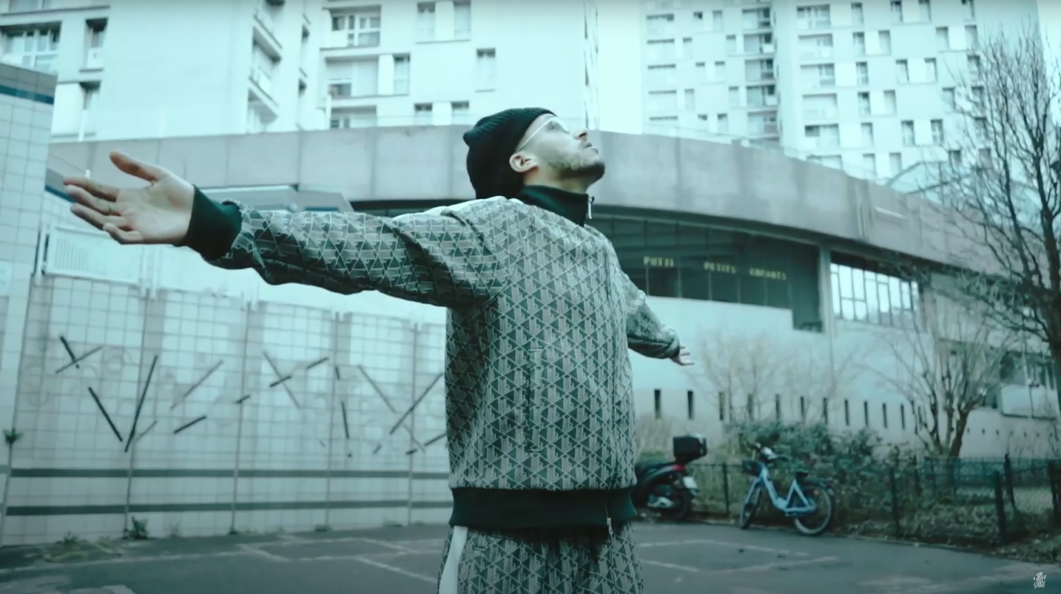Photo de THATBOY, beaucoup trop flex dans « MANY MEN. »