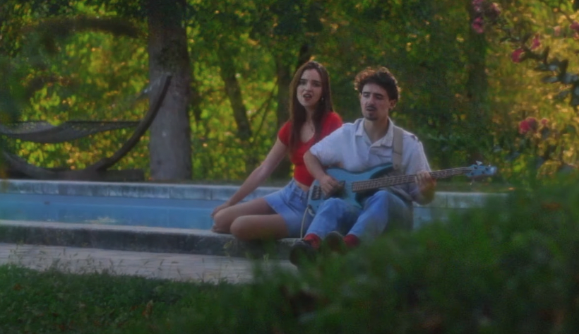 Découvrez « La piscine aux Secrets », une idylle caniculaire signée Flocon Photo de Découvrez « La piscine aux Secrets », une idylle caniculaire signée Flocon