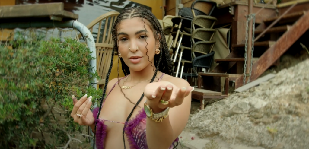 Photo de KEYBEE nous invite à la « Follow » dans son nouveau clip