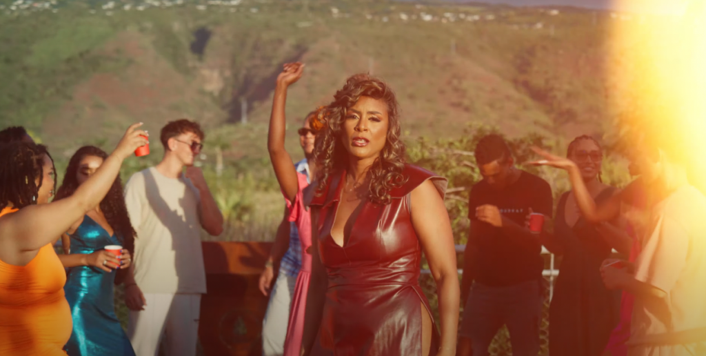Laissez-vous enivrer par « En Nous », le nouveau clip de Lady Dine Photo de Laissez-vous enivrer par « En Nous », le nouveau clip de Lady Dine