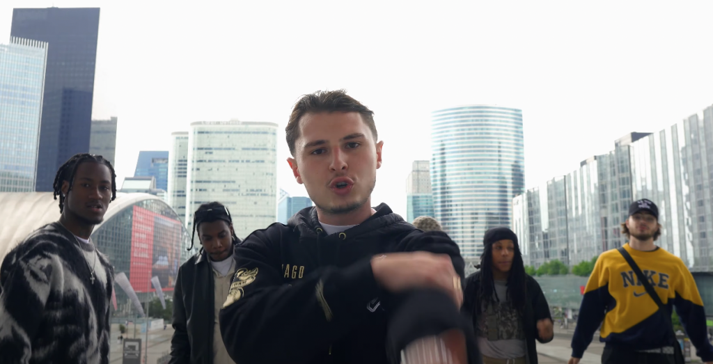 LORNÉ sublime la prod d’Ysos dans son nouveau clip « BAILA » Photo de LORNÉ câline la prod d'Ysos dans son nouveau clip « BAILA »