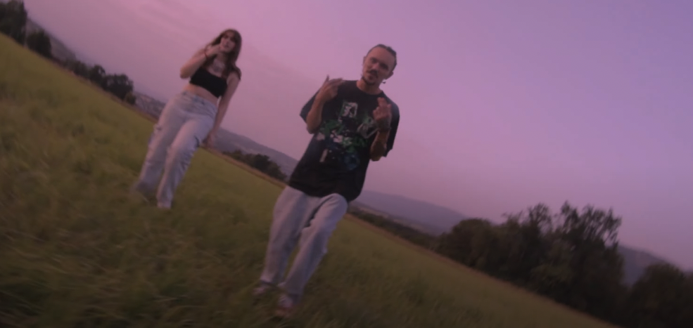 Photo de LUXXViLL et MILI chantent leur « FAKE LOVE »