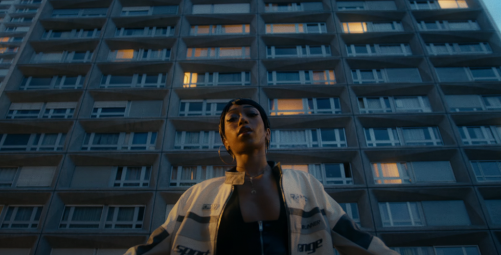 Photo de Kim Carla fait monter la température dans « Redescends »