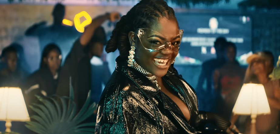 Photo de Venez faire la fête avec le nouveau clip de Yvi Atia, « Feu Vert »