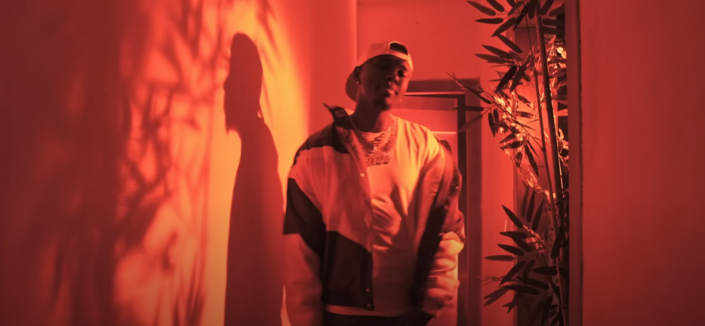 WhyD est un parfait « Collabo » dans son nouveau clip Photo de WhyD est un parfait « Collabo » dans son nouveau clip