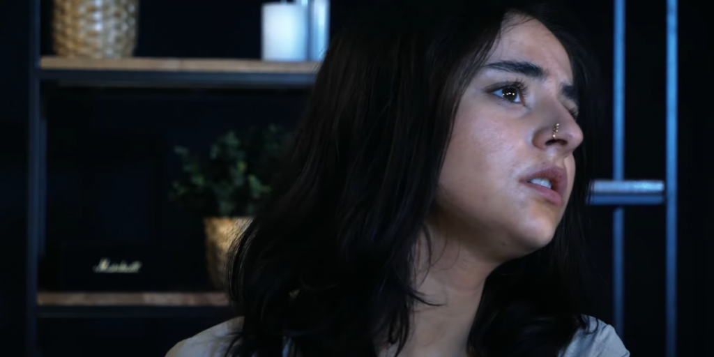 Photo de Salomé Bee est une magnifique « Prisoner » dans son nouveau clip