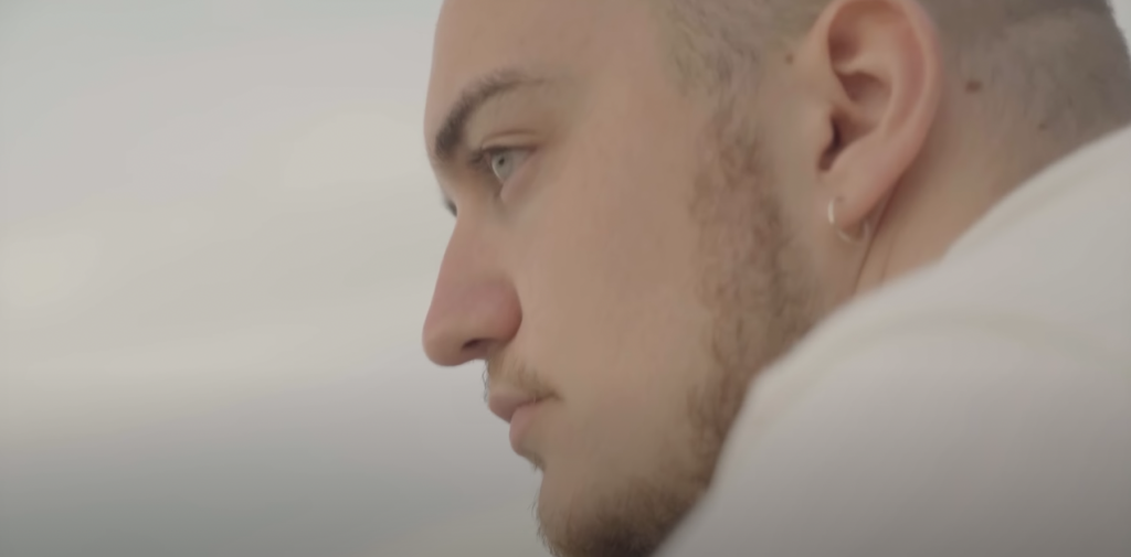 Direction les étoiles avec « Éternelle », le nouveau clip d’Accini Photo de Direction les étoiles avec « Éternelle », le nouveau clip d'Accini
