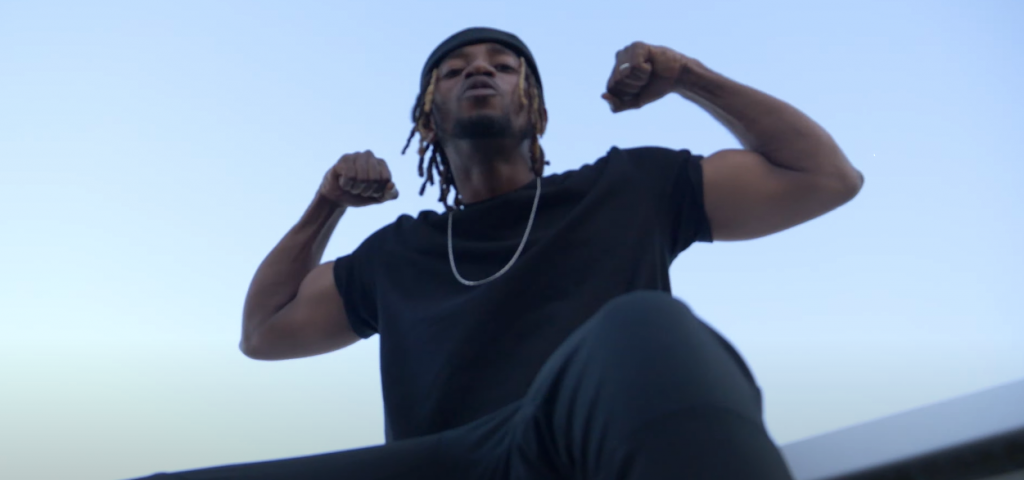M’zère « rembobine » dans son nouveau clip Photo de M’zère « rembobine » dans son nouveau clip