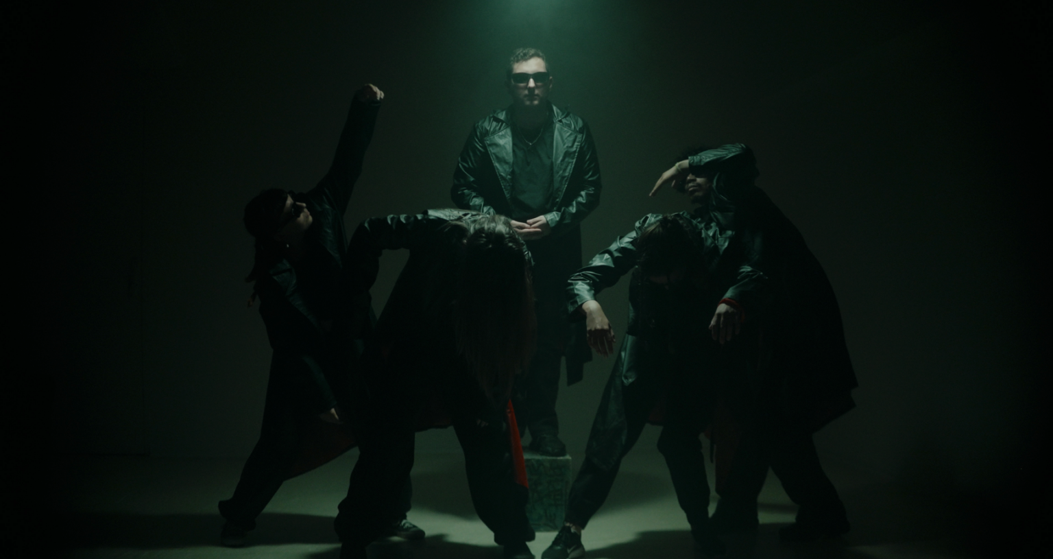 On est tous des « CLONES » dans le nouveau clip de Karna Photo de On est tous des « CLONES » dans le nouveau clip de Karna
