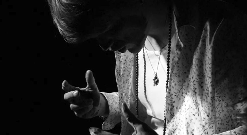 Photo de Jonathan Cadoux joue au « Funambule » dans son nouveau clip