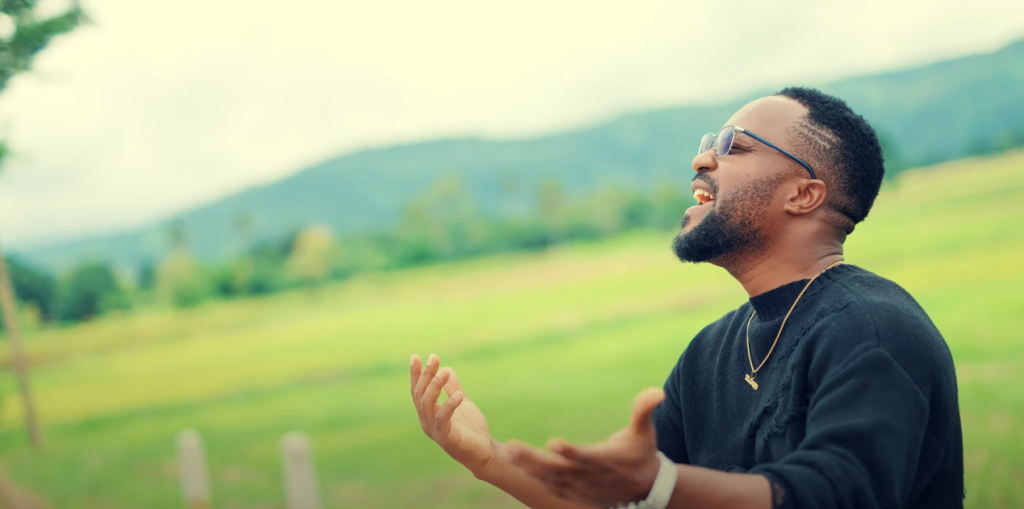ElGod livre un témoignage inspirant dans son nouveau clip « Sauvé » Photo de ElGod livre un témoignant inspirant dans son nouveau clip « Sauvé »