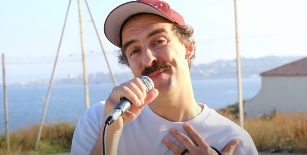 Photo de Oljoni est un « Blanc-bec » stylé dans son nouveau clip