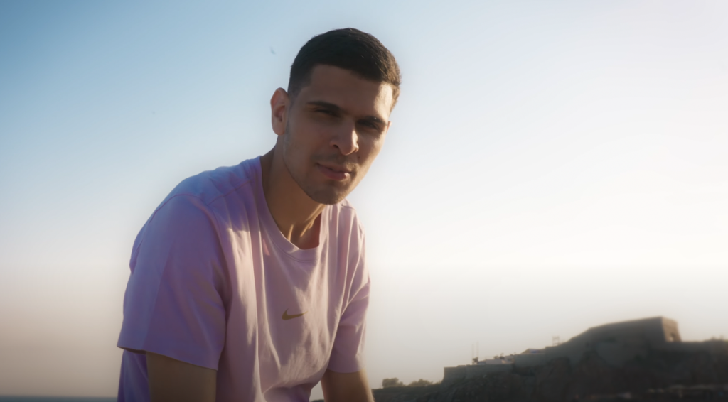 Sounet en mode loveur dans son nouveau clip « Beauté Phénoménale » Photo de Sounet en mode loveur dans son nouveau clip « Beauté Phénoménale »
