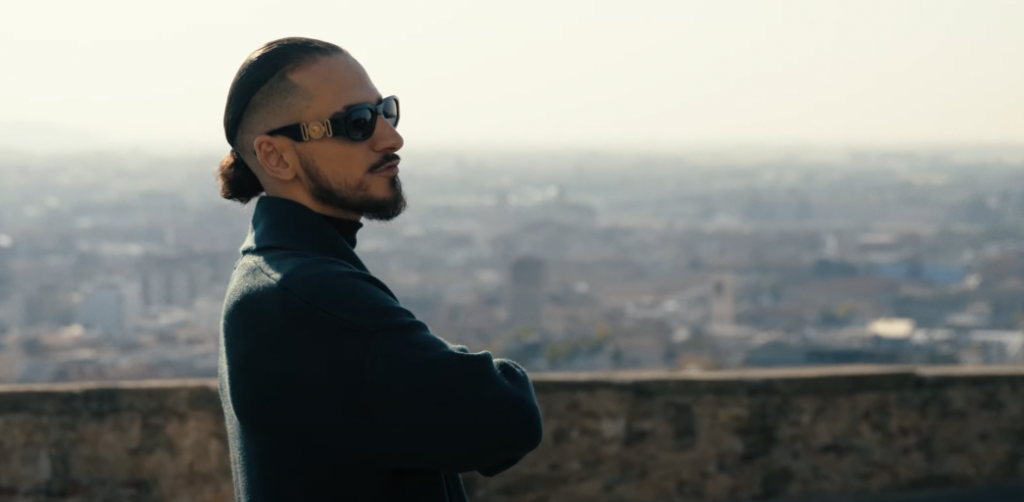 Photo de SNK raconte ses « CICATRICES » dans son nouveau clip