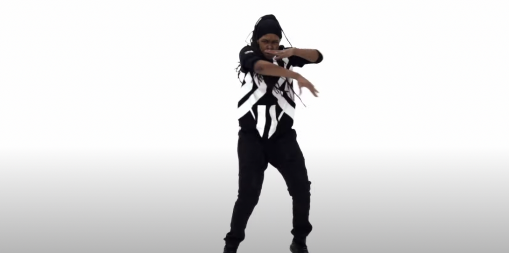 Mr Zurg impressionne avec sa prose dans son nouveau clip « VERTICAL » Photo de Mr Zurg impressionne avec sa prose dans son nouveau clip « VERTICAL »