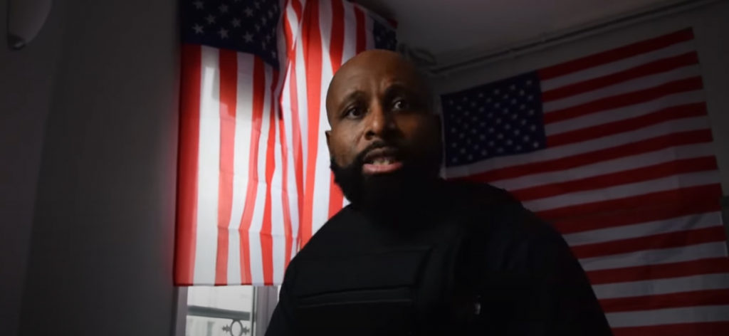 ROCKYH revient avec plein de nouveautés pour terminer l’année en beauté ! Photo de ROCKYH court après les « BILLETS VERT » dans un clip impactant !