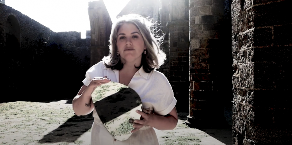 Florence Béa explore les profondeurs de l’âme avec « À L’INTÉRIEUR »