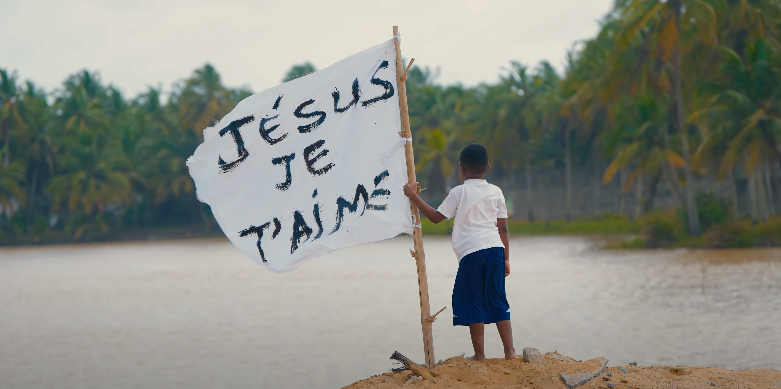 Deri Jess déclare sa flamme céleste dans « Jesus Je T’aime »