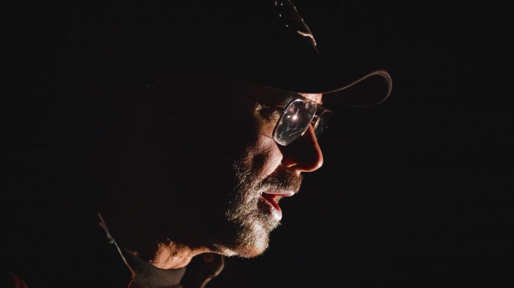 Entre amitiés et épreuves : Mike Sinclair et « L’homme que je suis »