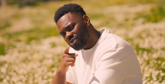 Gaël Izay élève l’âme avec « Quand je te vois »
