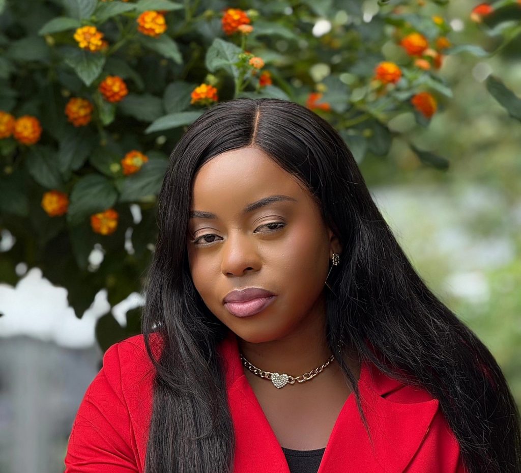 « Je suis fière » : Nadege Kalonji élève sa voix au ciel