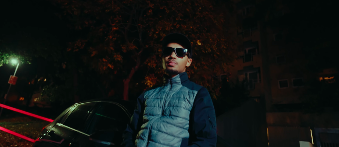 KAADE joue avec « Précarité » et les ombres de la rue