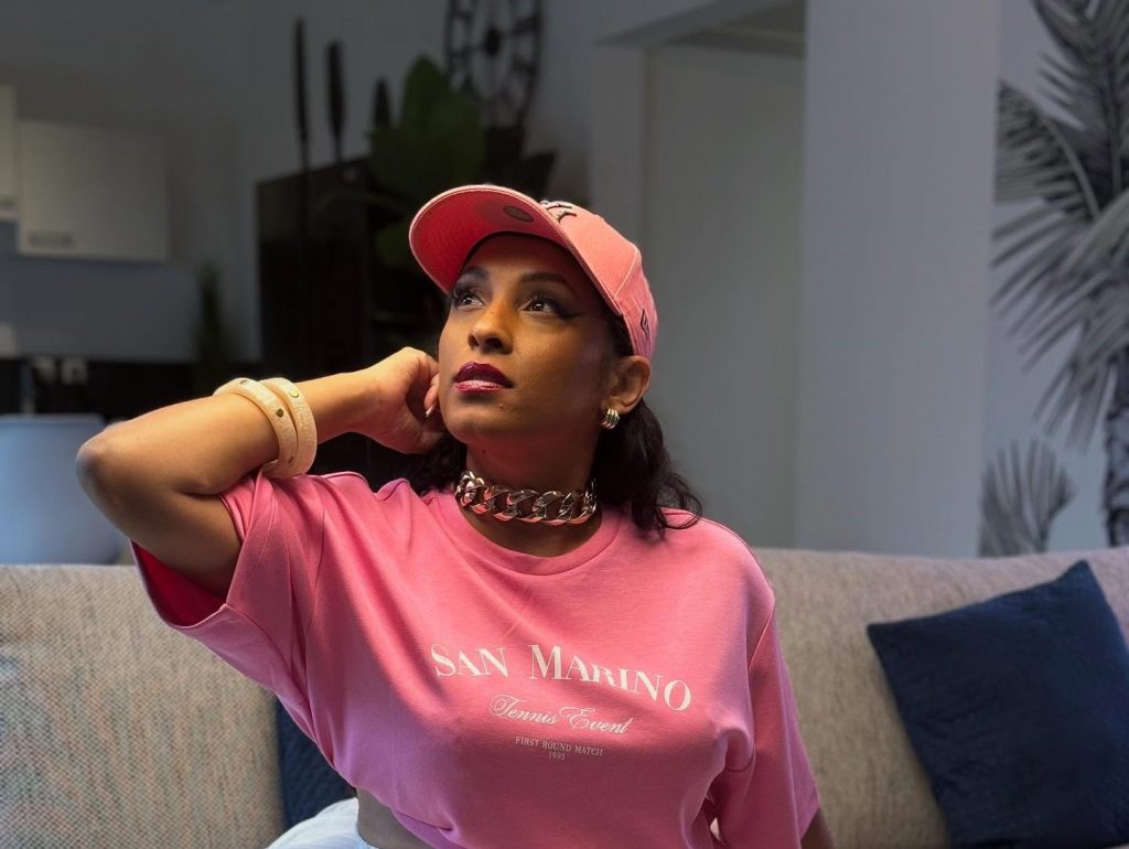SANDY COOPS révèle sa « MALADIE D’AMOUR »
