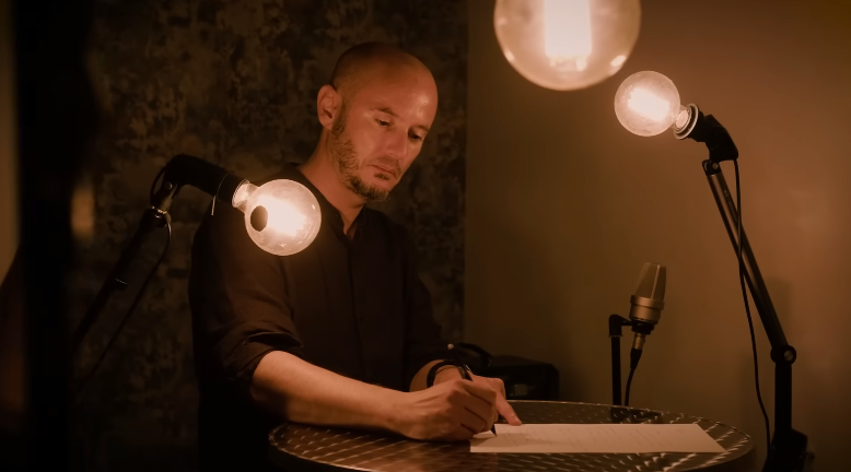 Adrien Menech et « Pourquoi l’amour » : L’ivresse des émotions
