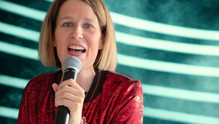 Frissons et mystère dans « ÉTRANGE INCONNU » de Perrine Hope