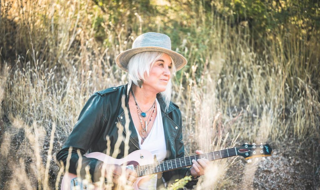 Entre espoir et constat : découvrez « Better Than This » de Sarah James