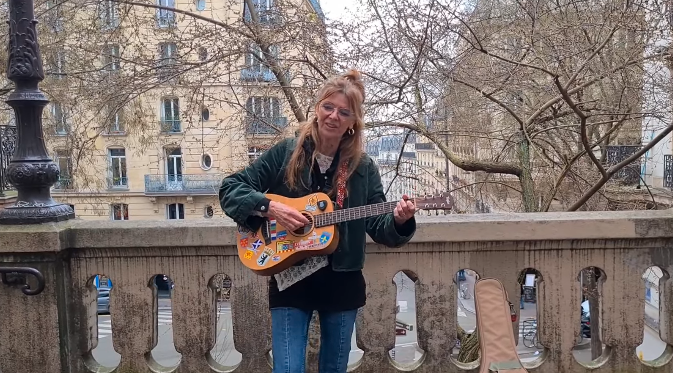 « La Fille Irlandaise » : Annette Vogel chante Paris avec l’âme d’une nomade