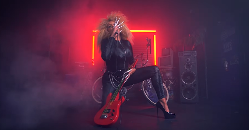 Afida Turner attise la flamme avec « Allumer le feu »