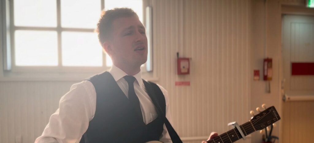 Antoine Roland fait chanter la vie avec « CROQUE-MORT »